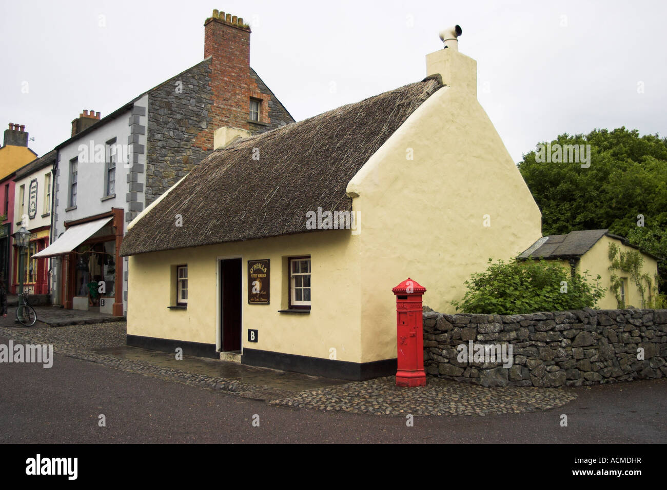 Una casa de paja artesano del siglo XIX en el parque de Bunratty Folk Co Clare Irlanda Foto de stock