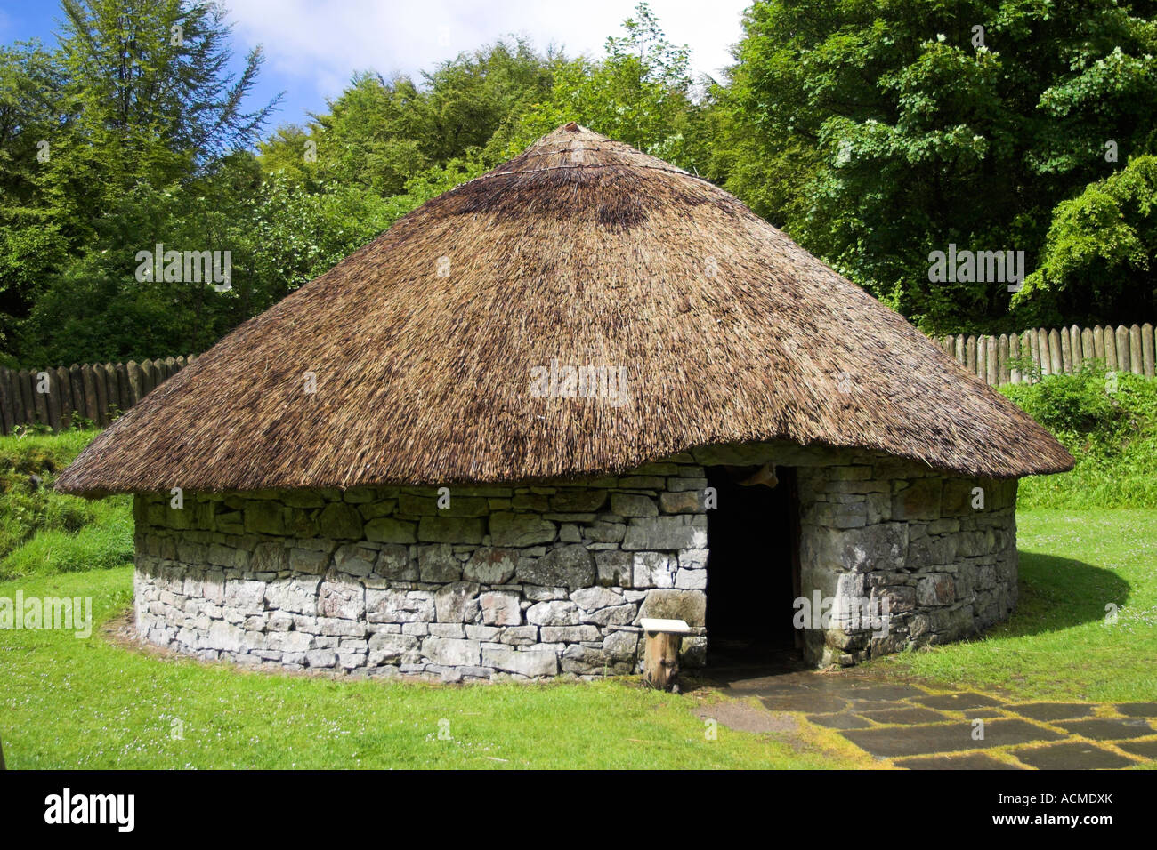 Reconstruir una casa circular en el interior del aro Fort una 5ª siglo xii asentamiento en Craggaunowen Foto de stock