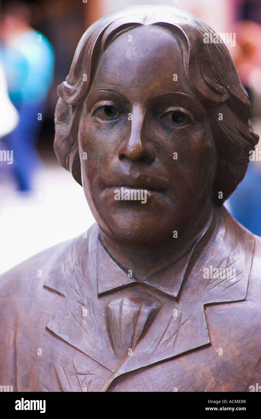 Una escultura del escritor Oscar Wilde hablando a Eduard Wilde en William Street Galway Irlanda Foto de stock