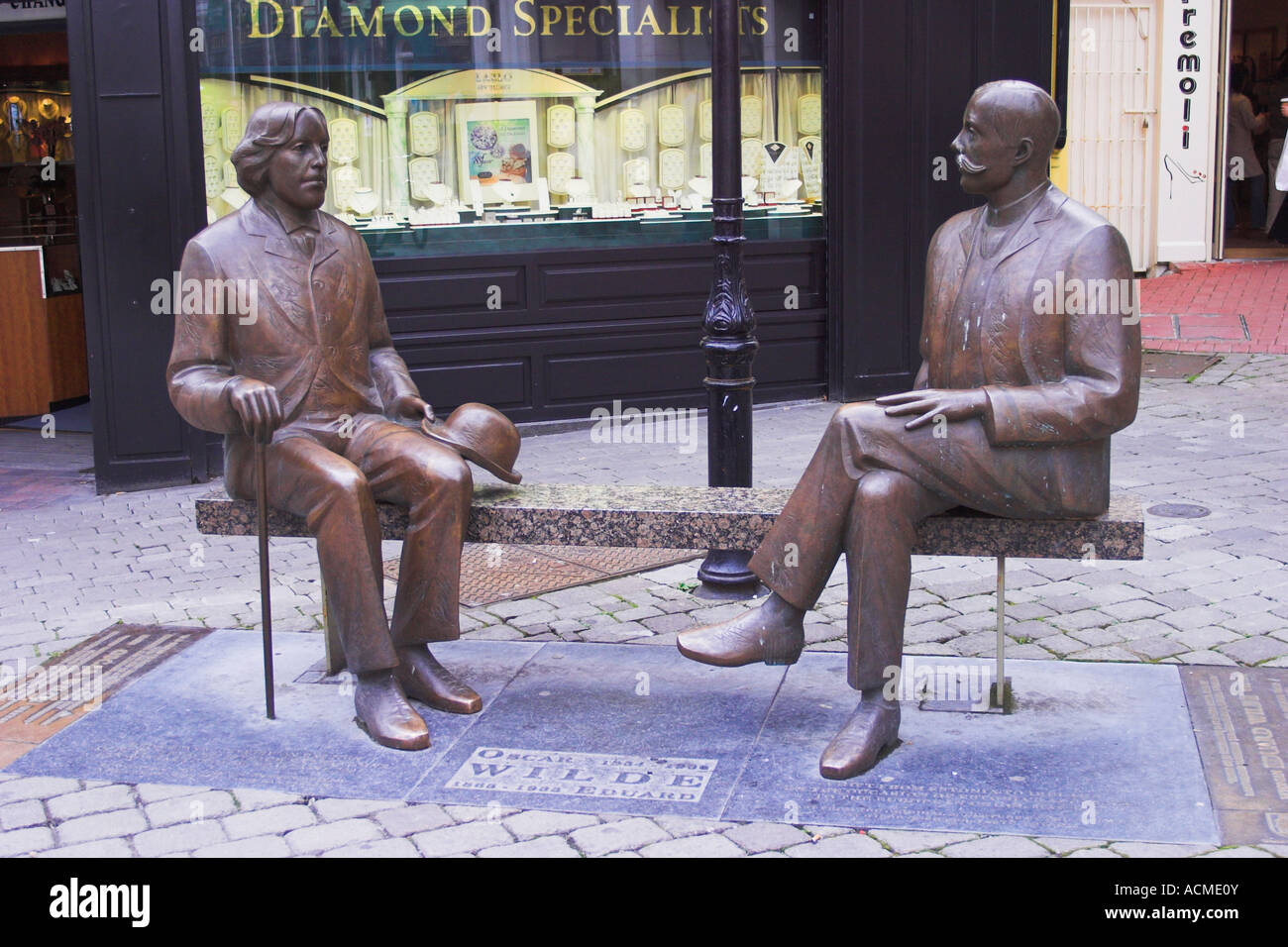 Una escultura de escritores Oscar Wilde y Eduard Wilde en William Street Galway Irlanda Foto de stock