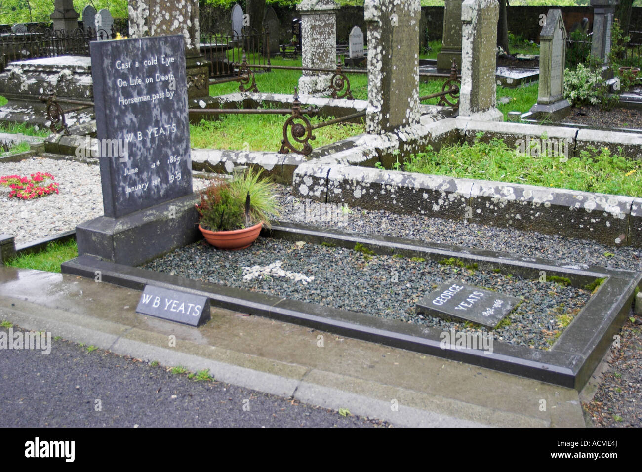 La tumba del poeta W. B. Yeats Drumcliffe Irlanda Foto de stock