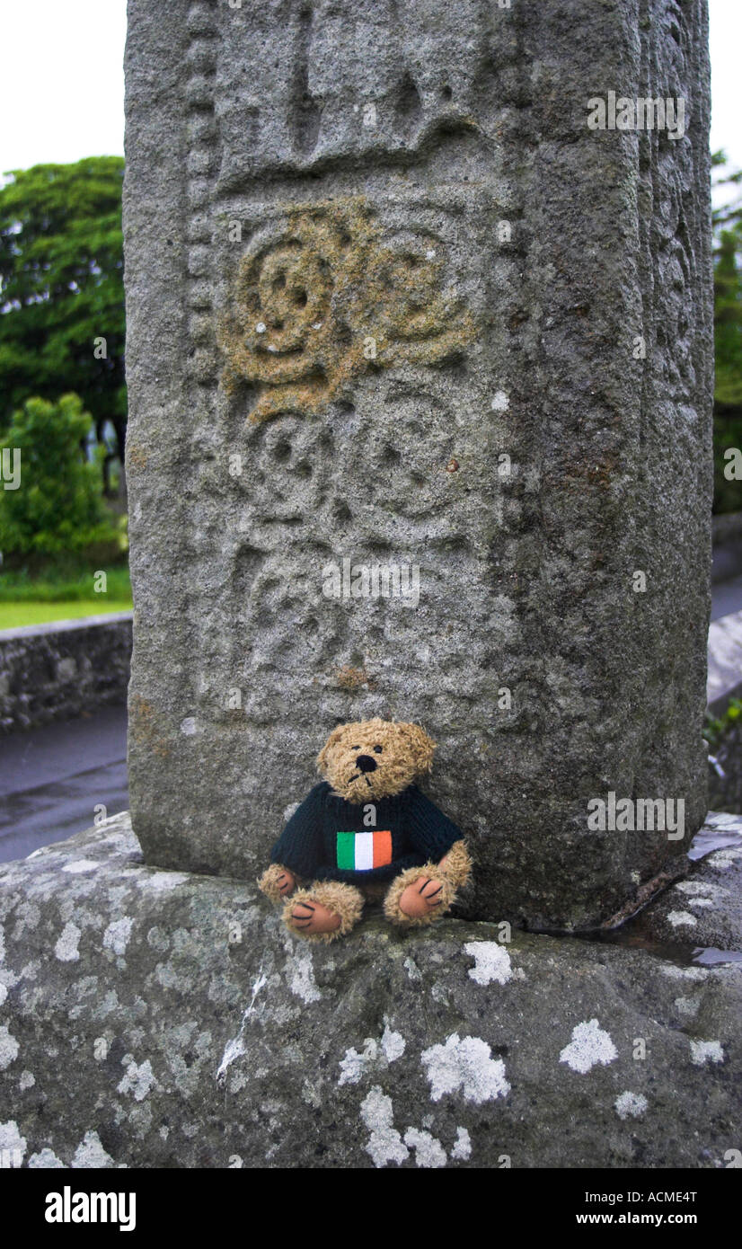 Un irlandés Blarni Teddy bear en la Gran Cruz Drumcliffe Foto de stock