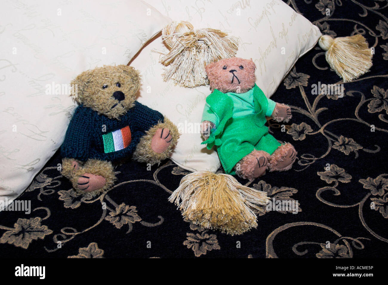 Beni y Blarni dos osos de peluche en trajes estilo irlandés Foto de stock
