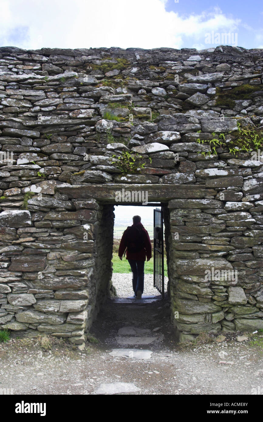Un turista sale Grianan Ailligh una fortaleza de la edad de hierro construida sobre un túmulo Neolítico en Co Donegal Irlanda Foto de stock