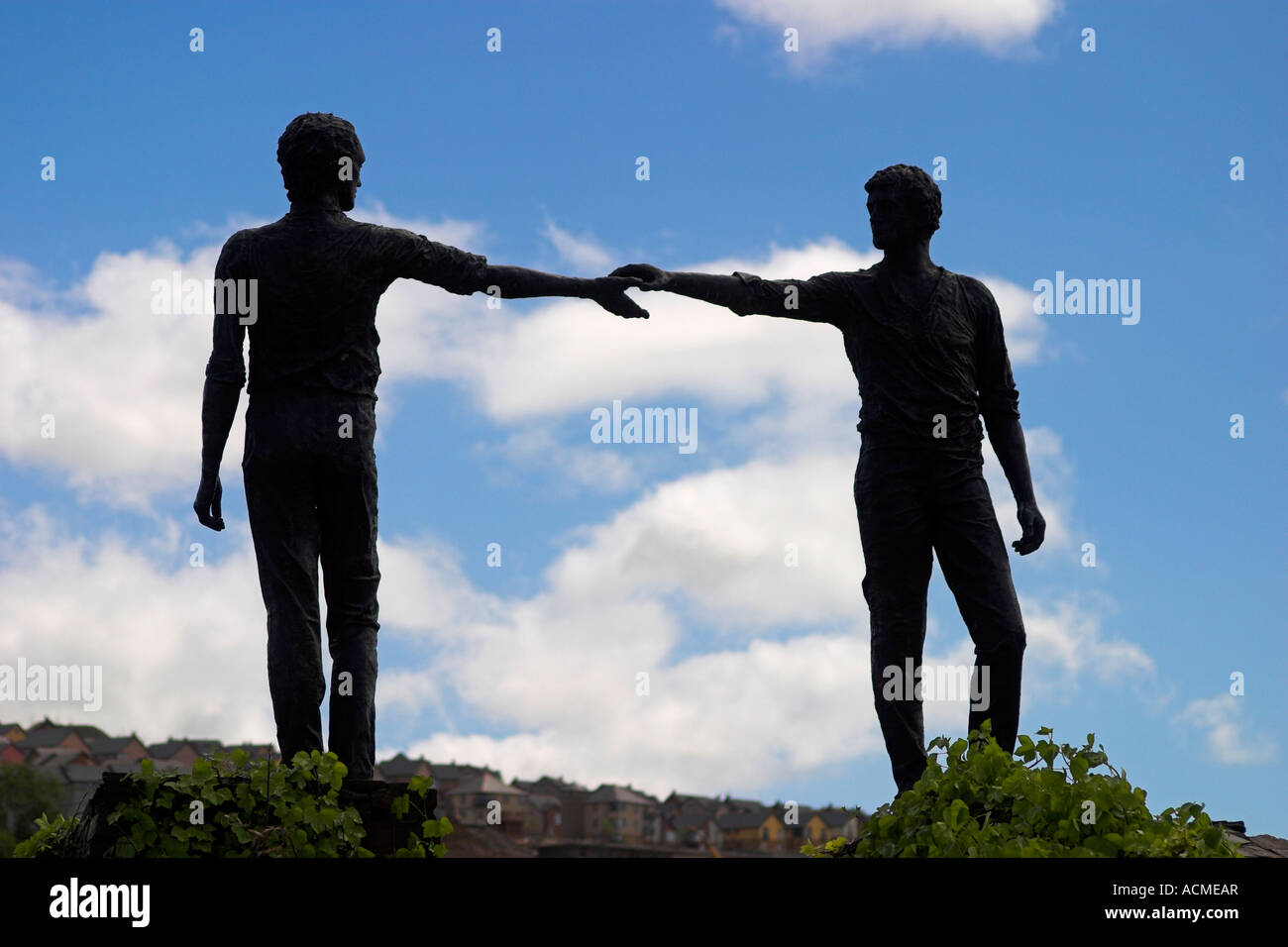 Manos a través de la brecha estatuas ubicadas en la rotonda oeste de Craigavon Bridge Derry Irlanda del Norte Londonderry Co Foto de stock