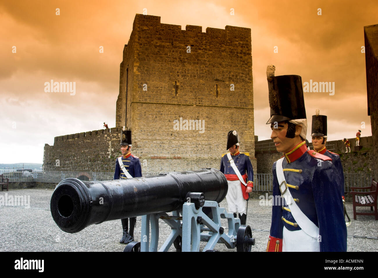 Cañones de principios del siglo xix y hombres de artillería ubicado en la gran batería de Castillo de Carrickfergus Foto de stock