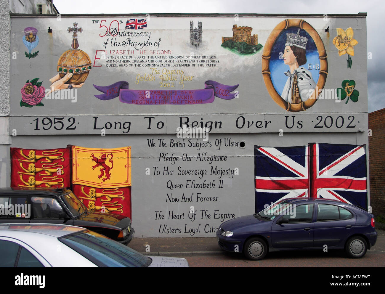 Largo para reinar sobre nosotros commemerate mural para el jubileo de oro de la Reina Isabel II Spier s Place Shankill Road Foto de stock