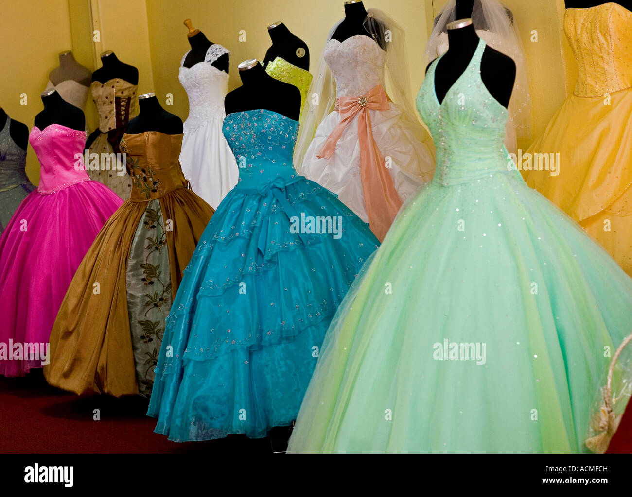 Vestidos para bodas y Quinceanera tienda nupcial Broadway, el centro de Los  Angeles, California, Estados Unidos de América Fotografía de stock - Alamy