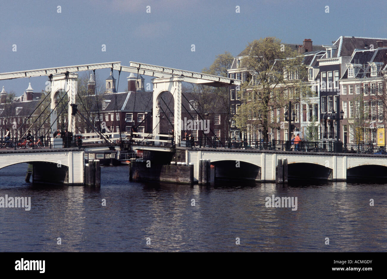 Magere Brujas (Skinny Bridge): una doble hoja tradicional holandés cruzando el puente levadizo de Amstel, Amsterdam, Holanda Foto de stock