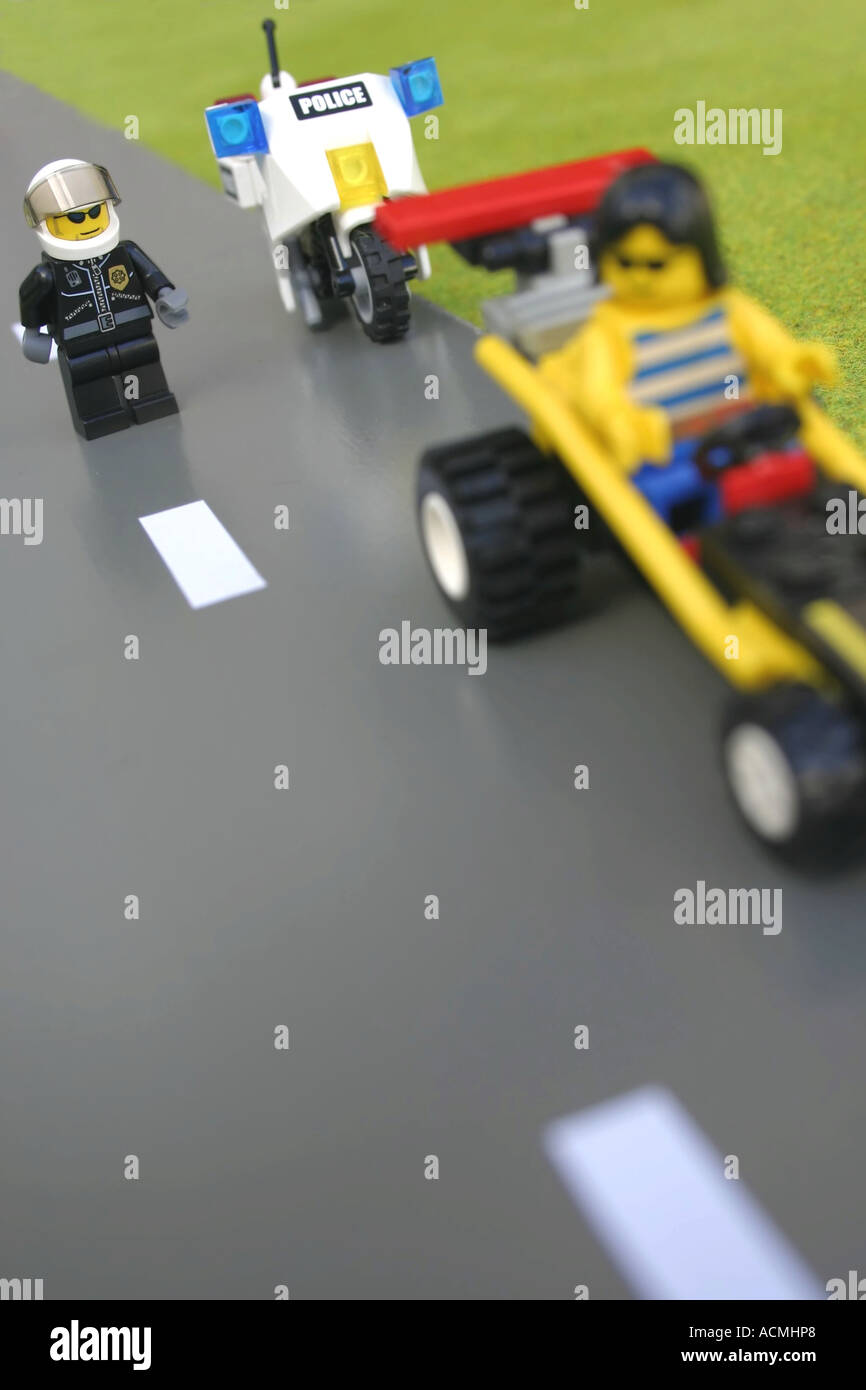 La policía de Lego hombre deteniendo lego boy racer Foto de stock
