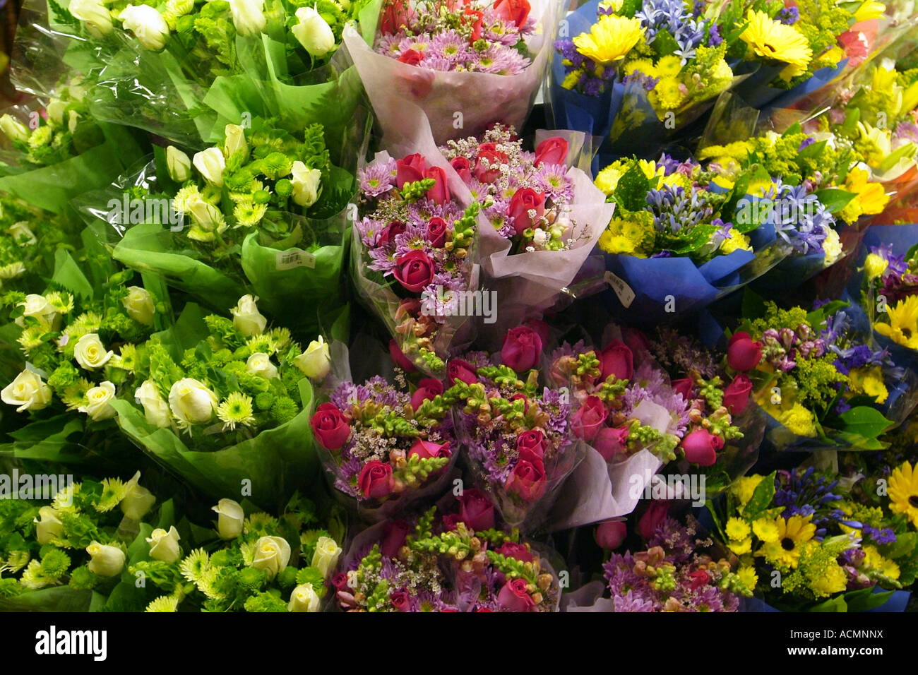Envuelto flores para la venta en un supermercado Foto de stock