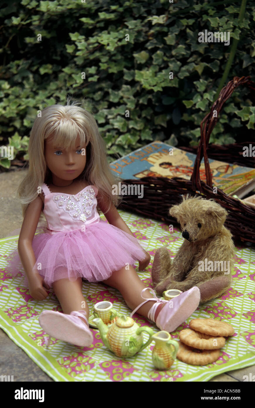 Sasha una muñeca y un juguete con un Oso Teddy Bears picnic Fotografía de  stock - Alamy