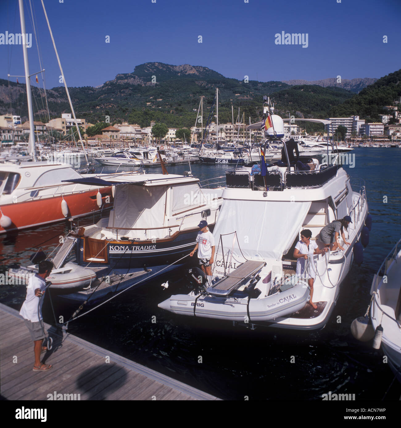 De atraque de embarcaciones de recreo en Puerto Soller, norte de Mallorca, Islas Baleares, España. El 15 de julio de 2007. Foto de stock