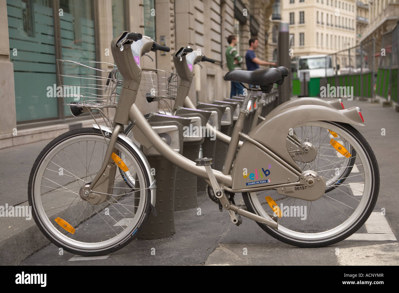 Bicicletas Velib en París para alquilar Fotografía de stock - Alamy