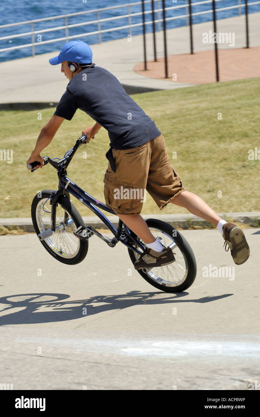 Adolescente haciendo acrobacias en su bicicleta BMX Fotografía de stock -  Alamy