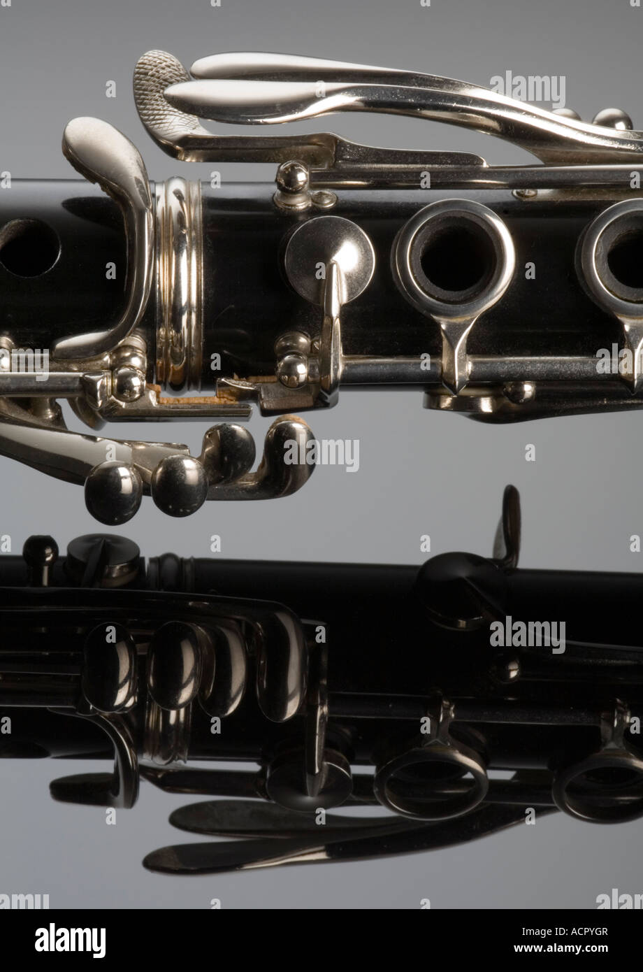 El clarinete y su reflejo de sección media Foto de stock