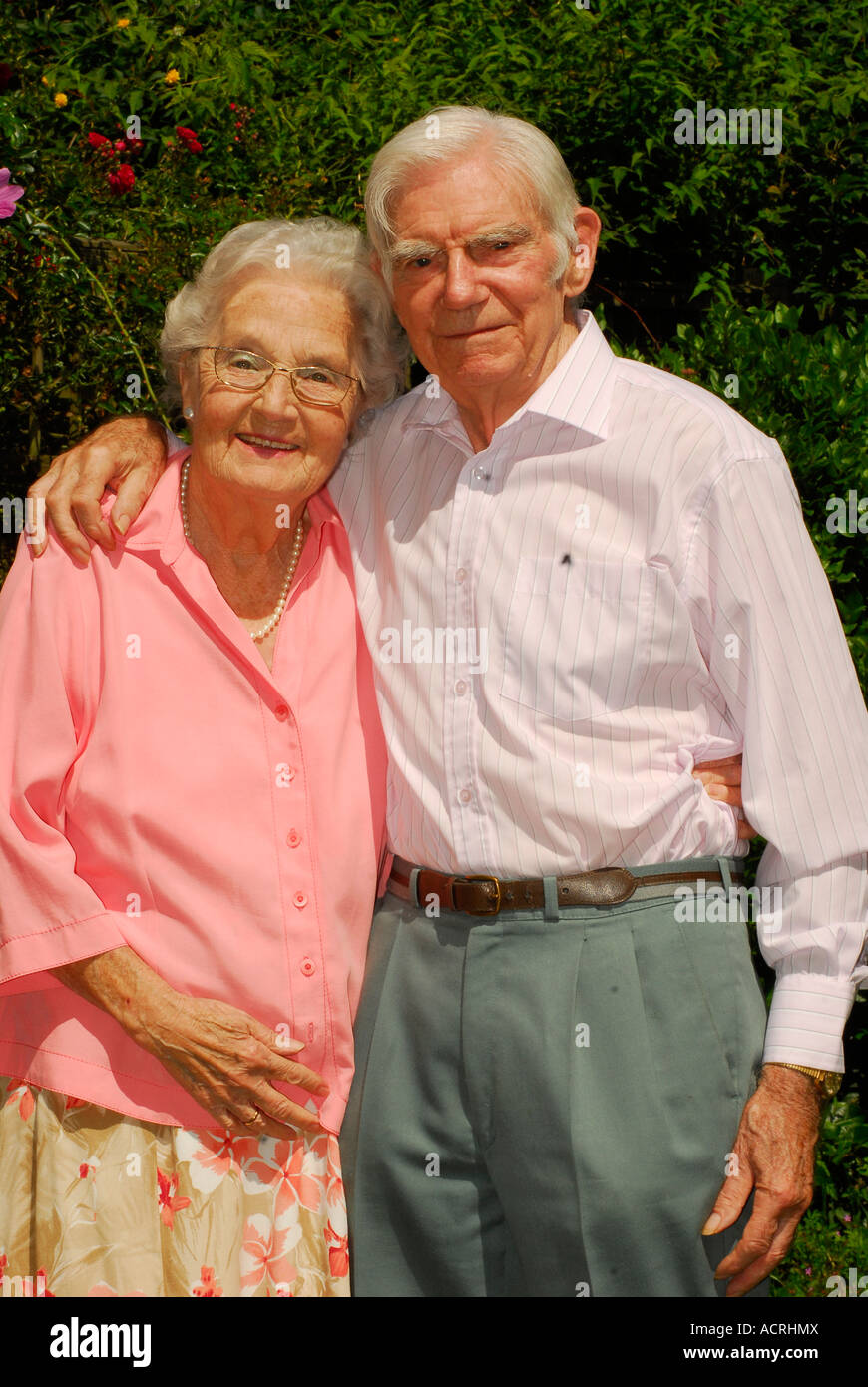 85 años de esposo con su esposa de 87 años, con ocasión de sus 60 años de aniversario de bodas de diamante, Londres, Gran Bretaña. Foto de stock
