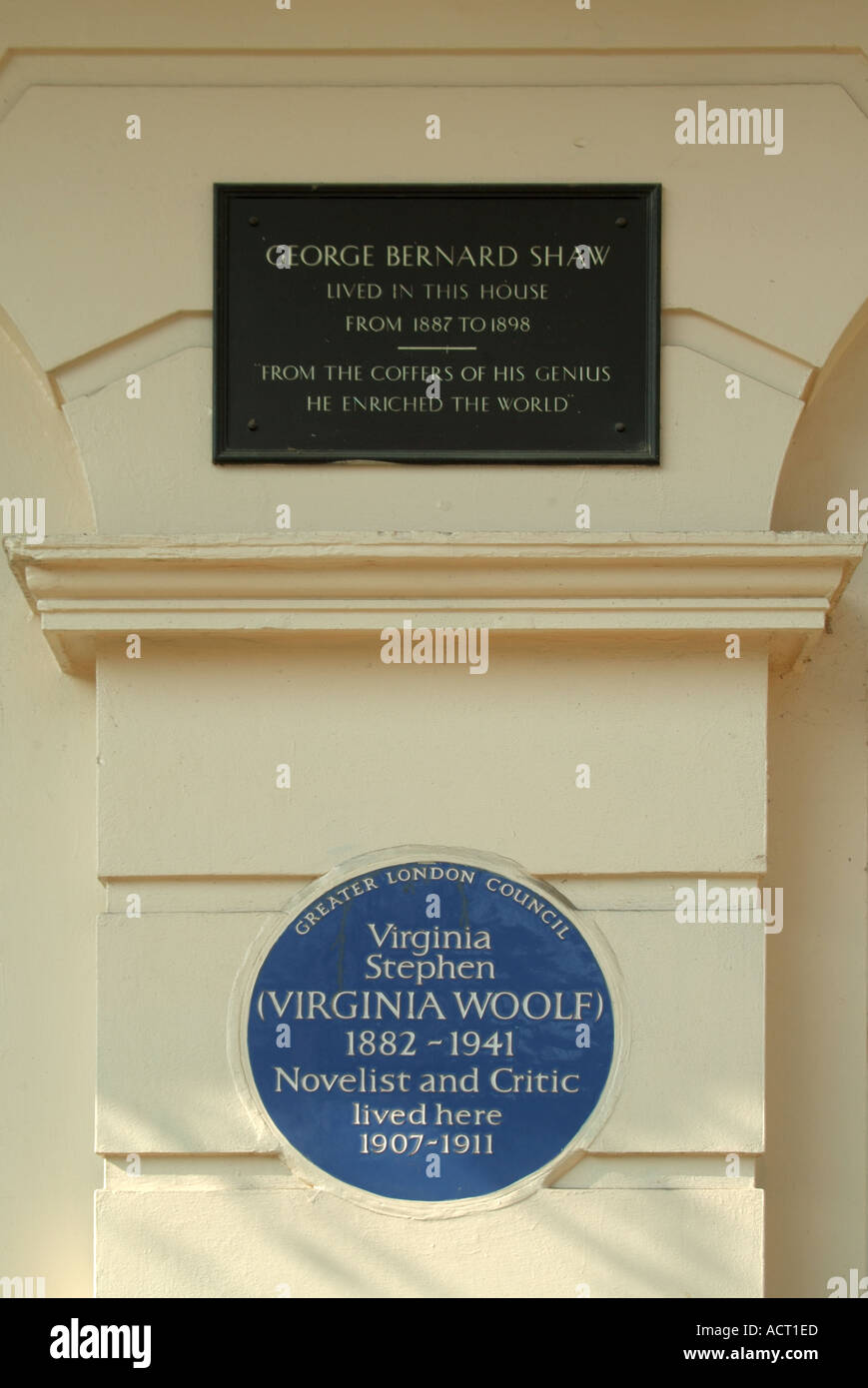 Famosos placas de la gente en el edificio Robert Adams en Fitzroy Square grabación ocupada por George Bernard Shaw & Virginia Stephen 1800 Londres Inglaterra Reino Unido Foto de stock