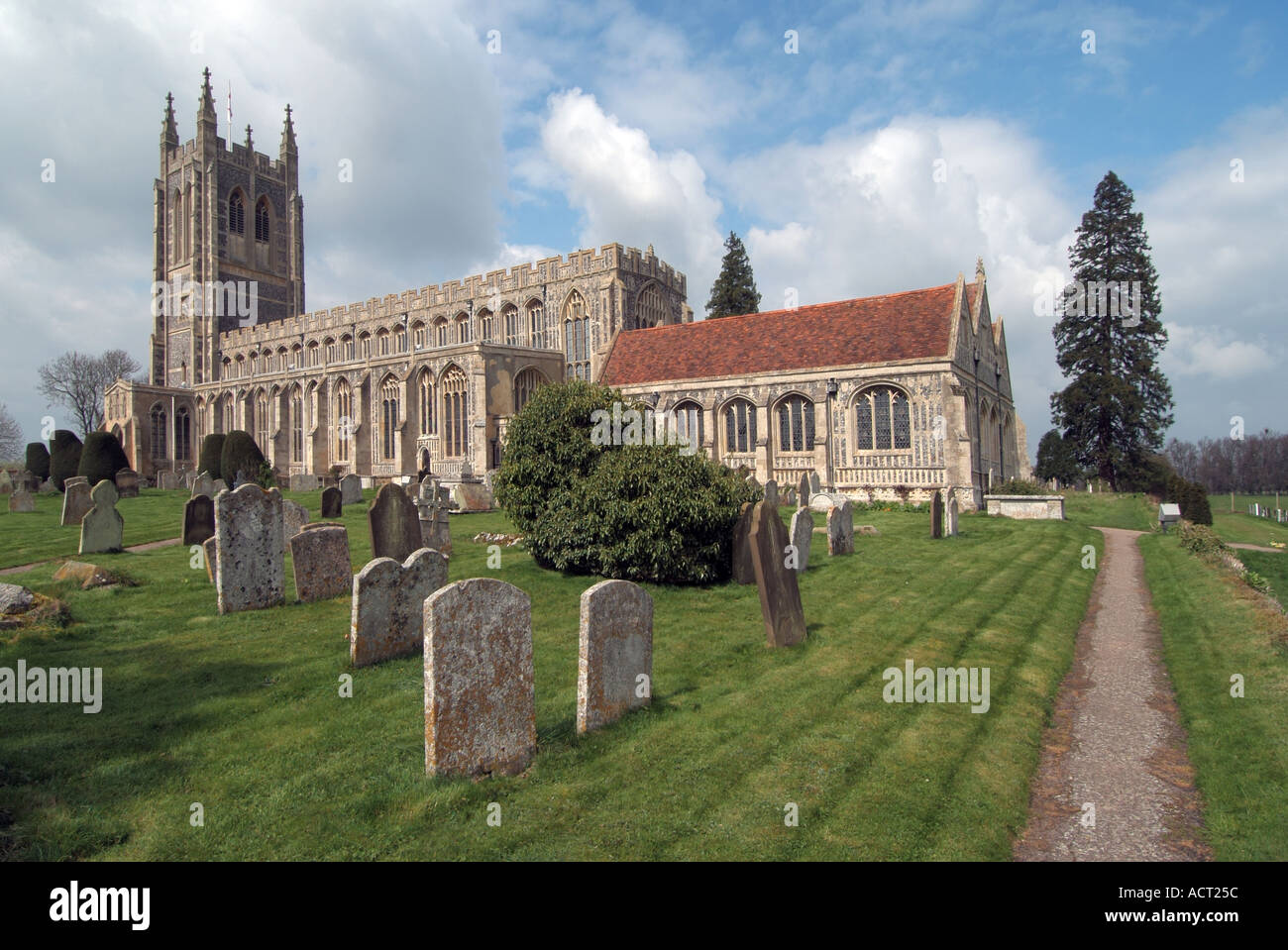 Long Melford la gran iglesia de la Santísima Trinidad y parte del cementerio Foto de stock