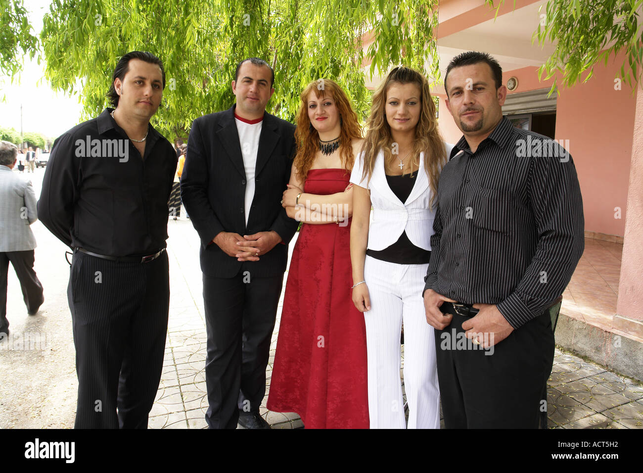 Albania personas chateando Fotografía de stock - Alamy