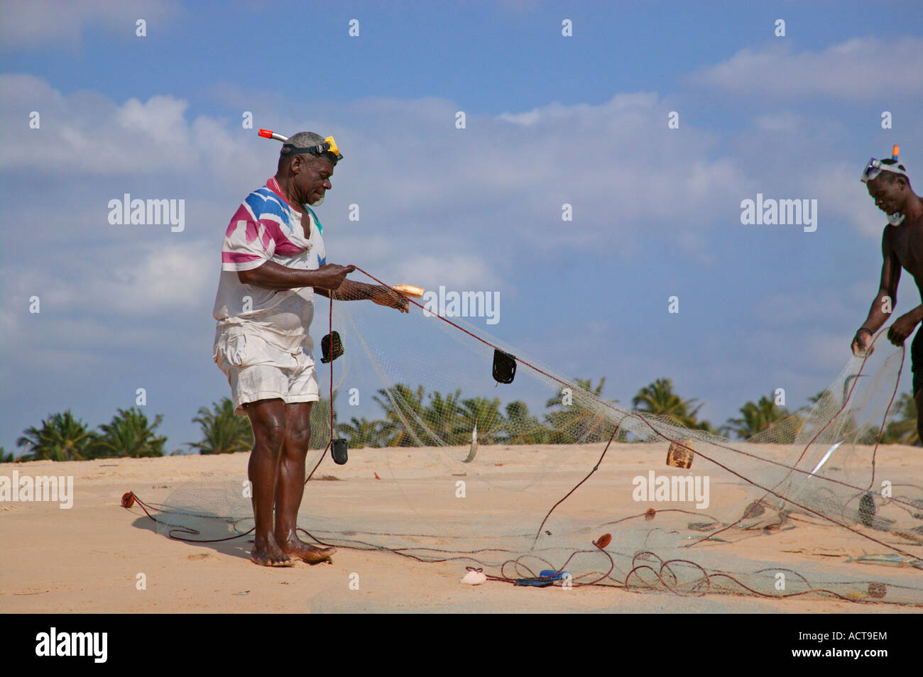 Los pescadores de inspeccionar sus net para extraer pescado recién capturado Barra la provincia de Inhambane, Mozambique Foto de stock