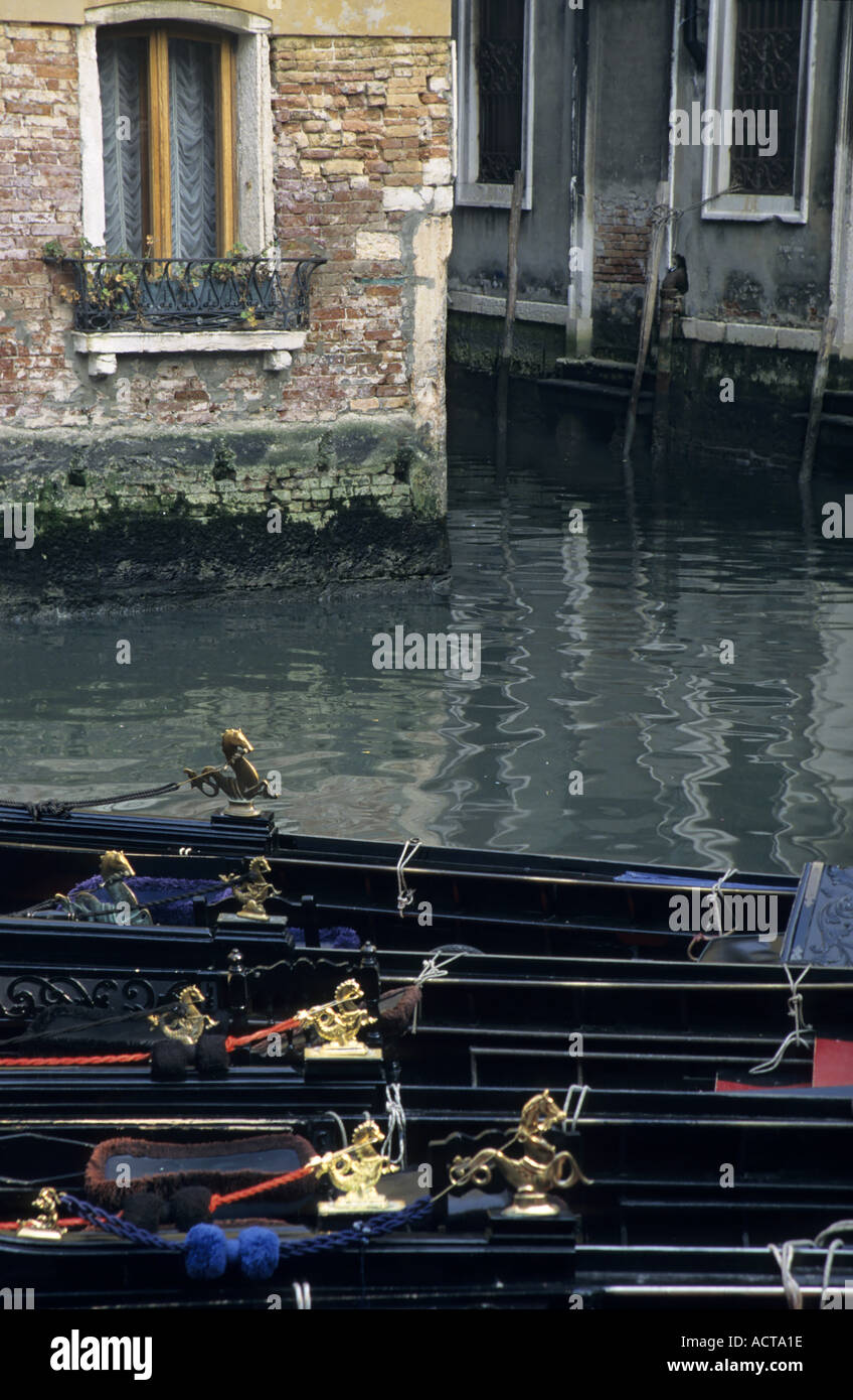 Las góndolas de Venecia Italia asientos vacíos flotando sobre el estrecho canal Foto de stock