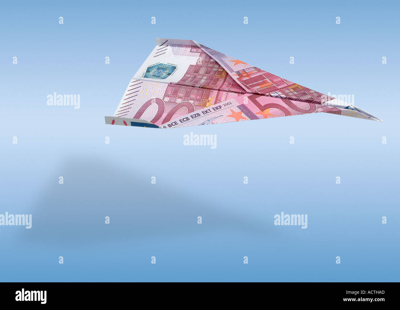 Paperflier hechas desde un euro bill Papierflugzeug aus Euroschein Foto de stock