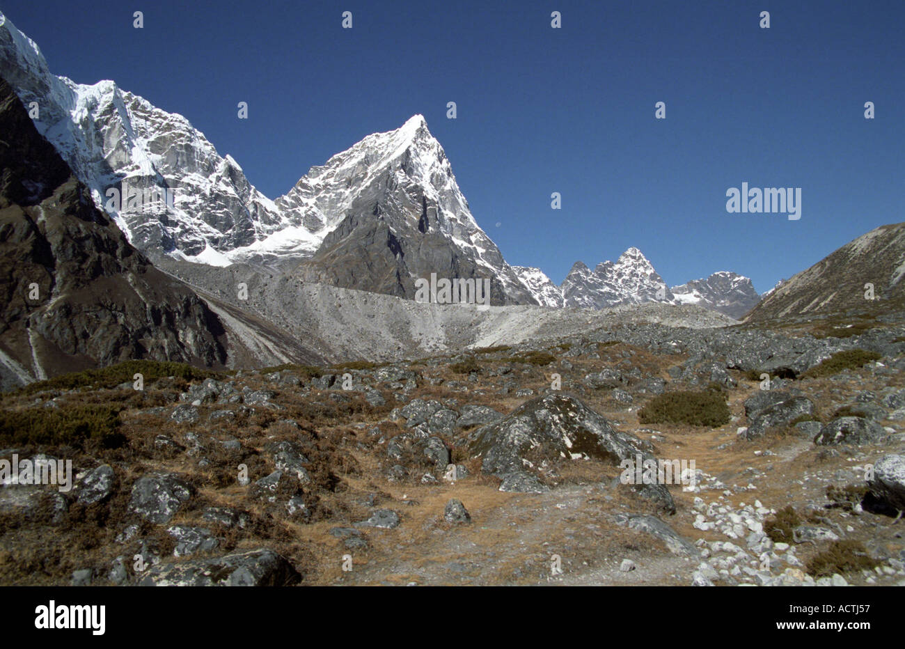 Pintoresco de montaña Taboche en Everest Valle en el Parque Nacional de Sagarmatha Nepal Foto de stock