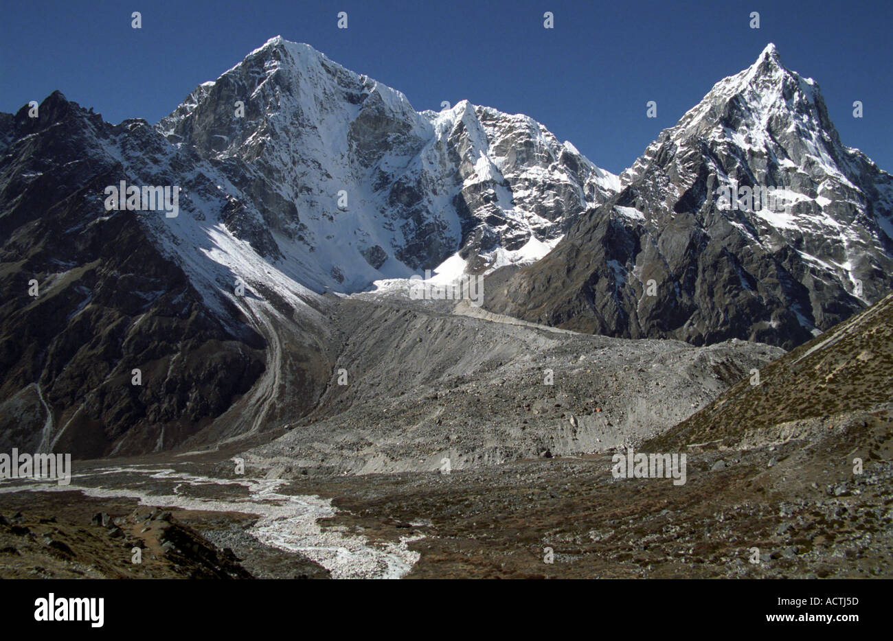 De la majestuosa montaña Taboche escénica en Everest Valle en el Parque Nacional de Sagarmatha Nepal Foto de stock