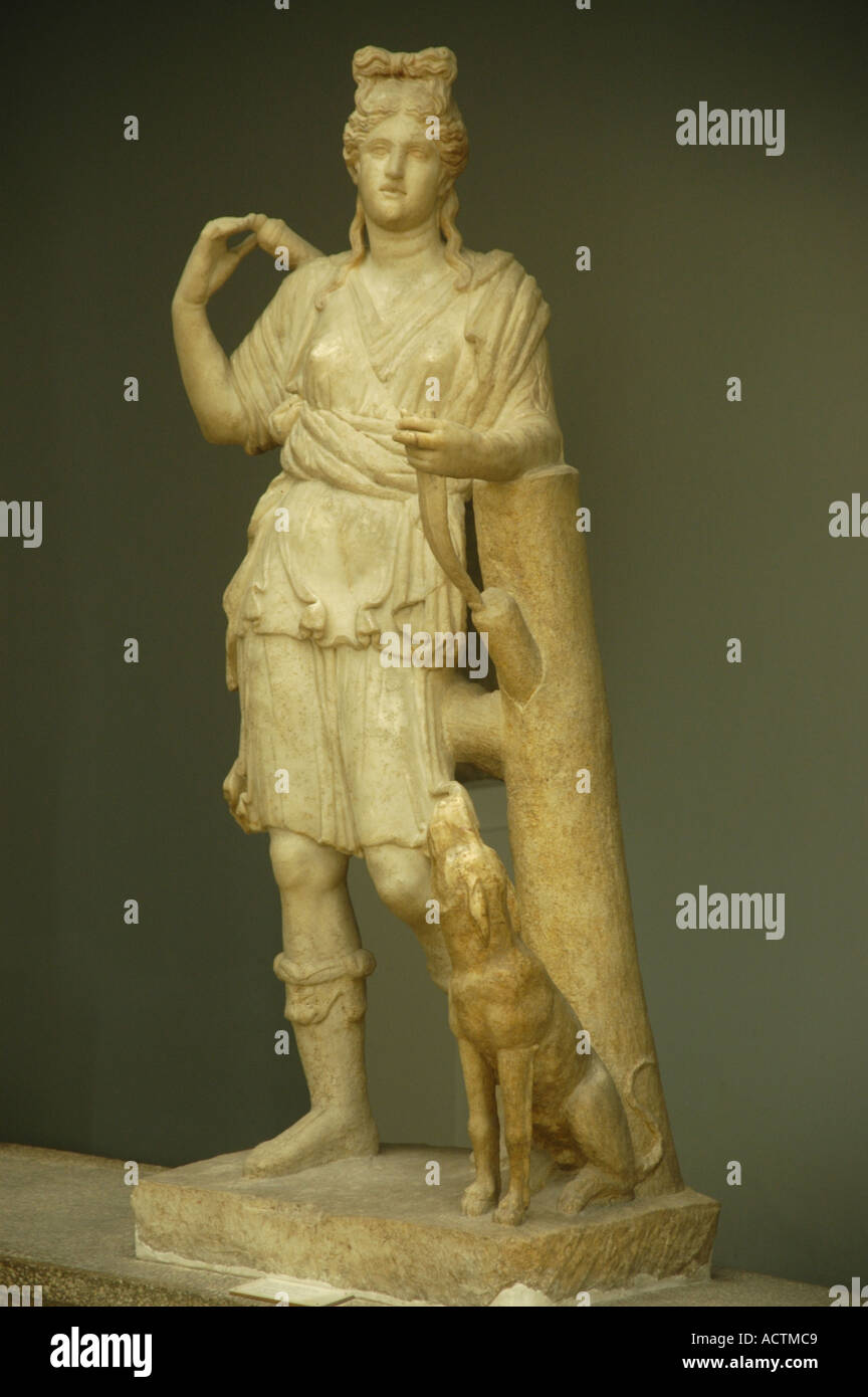 La antigua Grecia, la figura de los godess Artemis de pie en el museo arqueológico de la ciudad de Kos isla de Kos Grecia Foto de stock