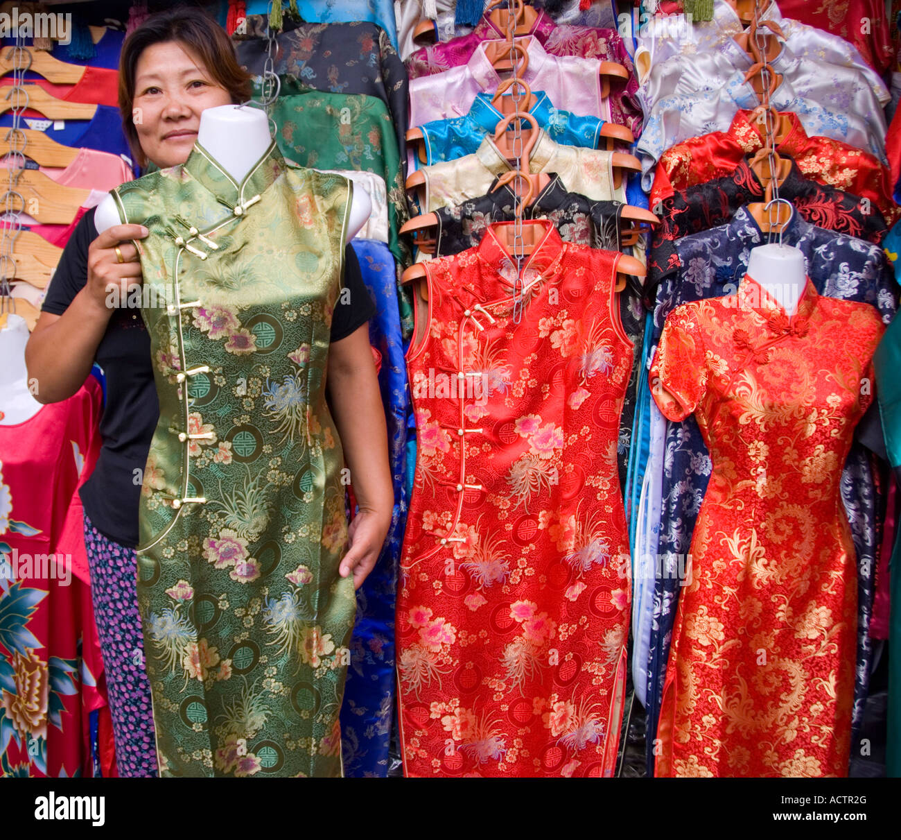 Vestidos chinos fotografías e imágenes de alta resolución - Alamy