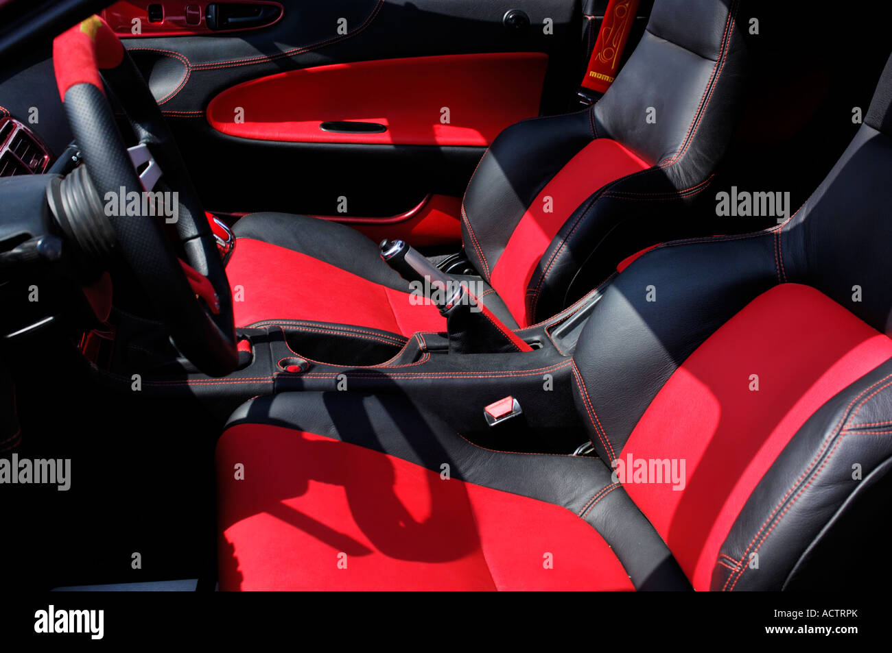 Asientos de carro rojos e imágenes alta resolución - Alamy