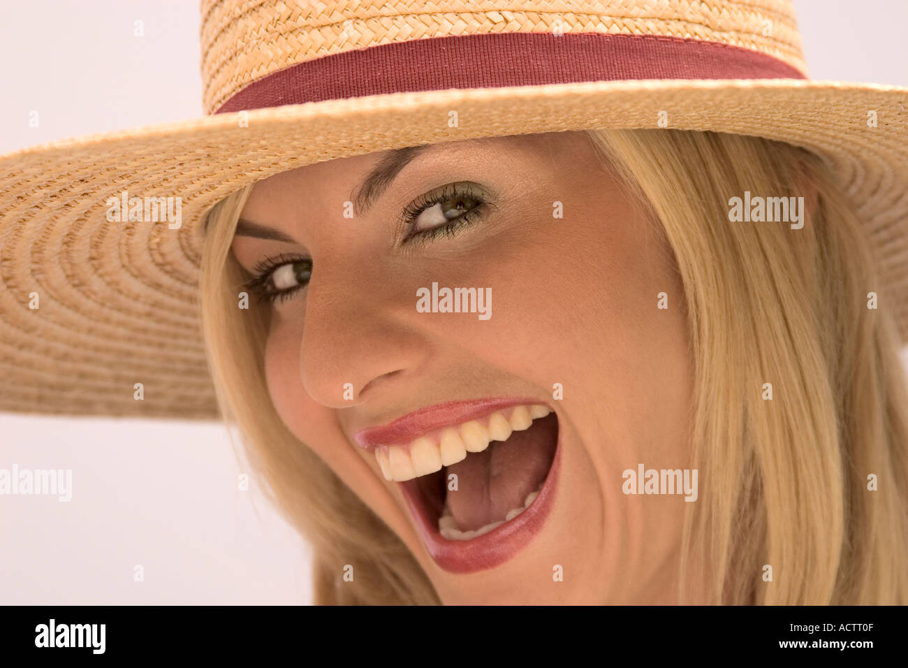 Mujer rubia con sombrero de paja coquettes Foto de stock