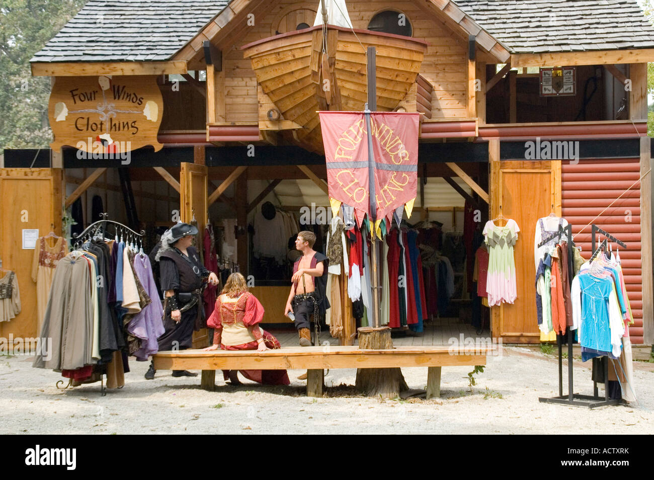 Una tienda hecha como viejo barco pirata está vendiendo ropa medieval en la  feria renacentista, Bristol, Wisconsin Fotografía de stock - Alamy