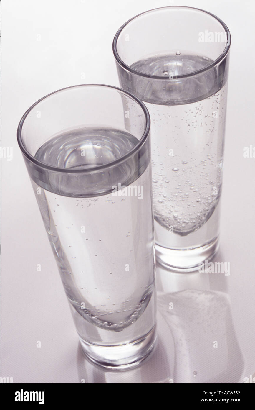 Vaso de 2 vasos llenos de agua Fotografía de stock - Alamy