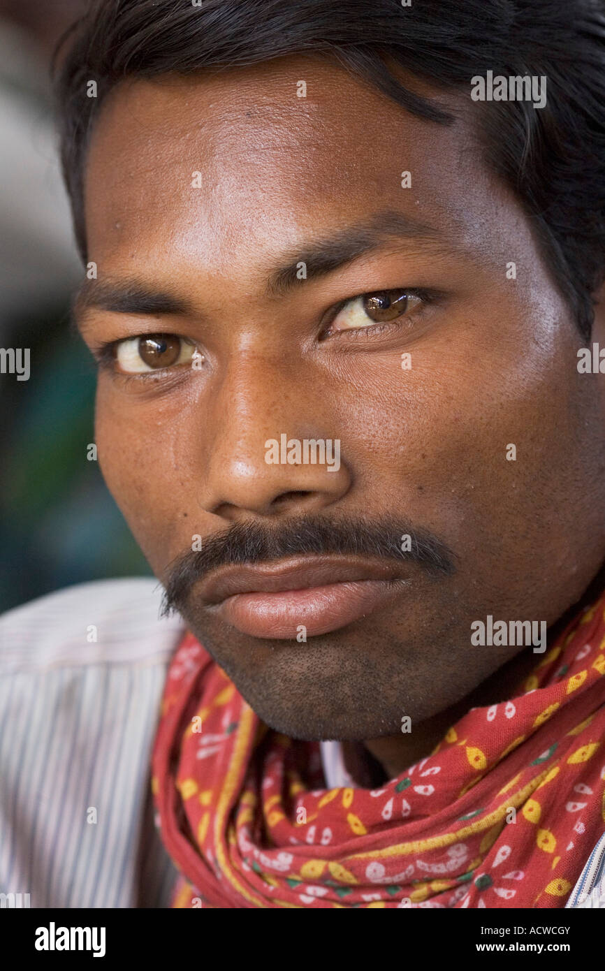 Schwarzhaarig fotografías e imágenes de alta resolución - Alamy