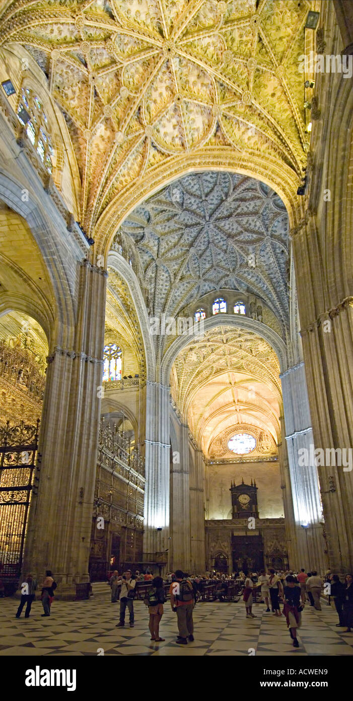 La enorme altura y tamaño de la gran catedral gótica de Sevilla se hace evidente una vez dentro, Andalucía, Andalucía, España. Foto de stock