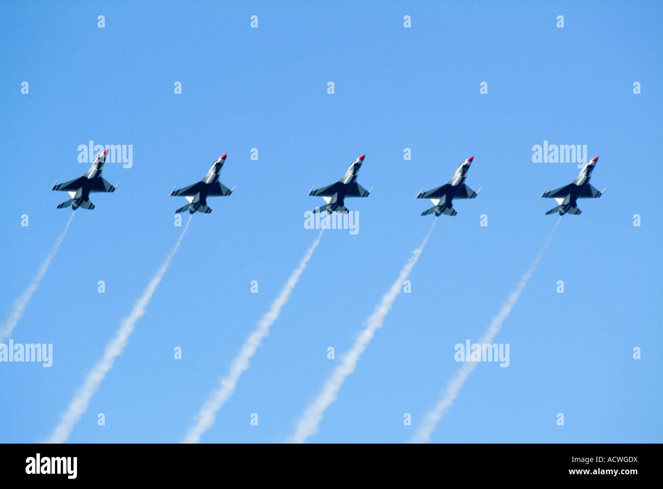 aviones de combate en formación
