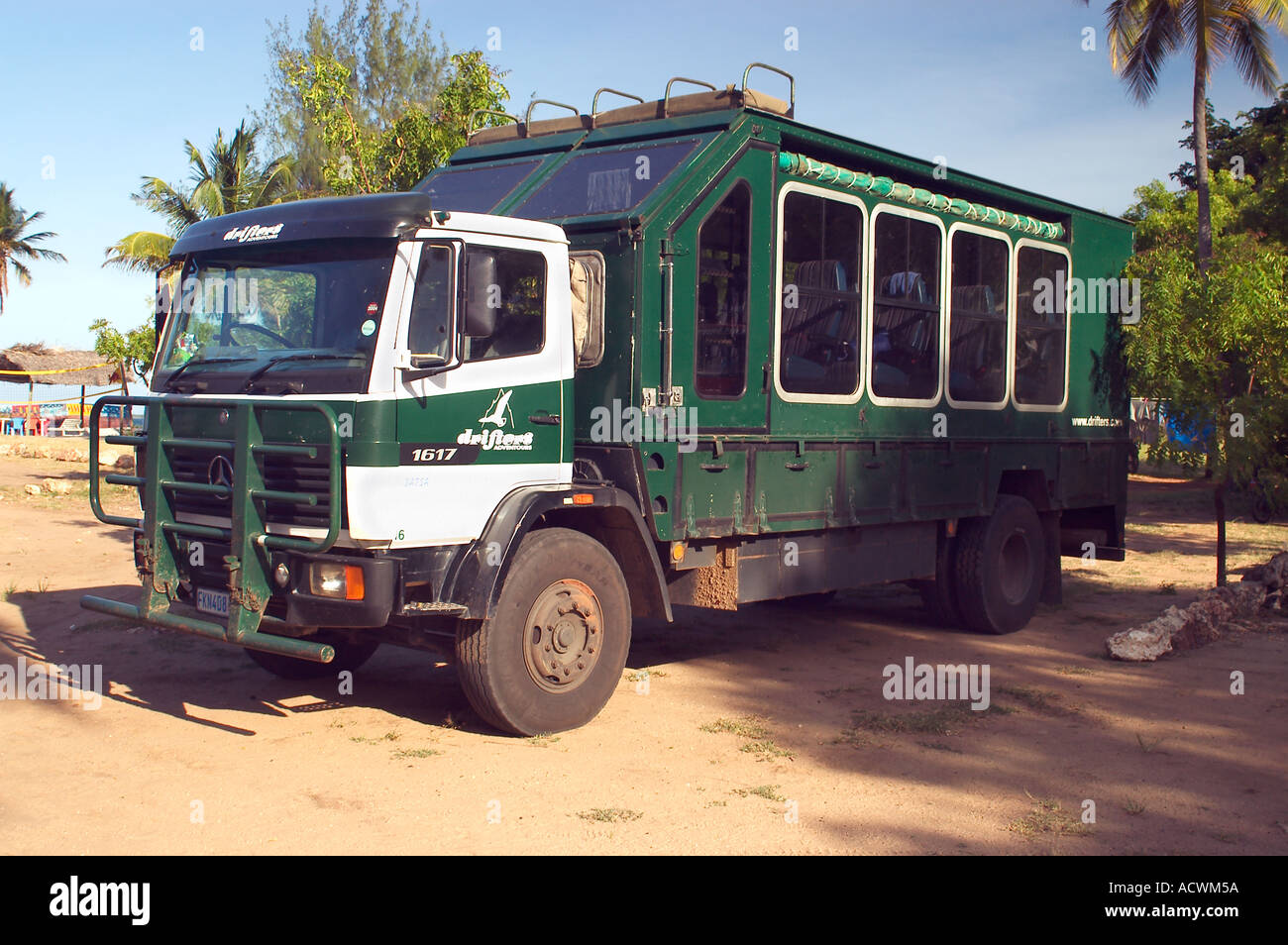 Overlander clásico camión en África Oriental Foto de stock