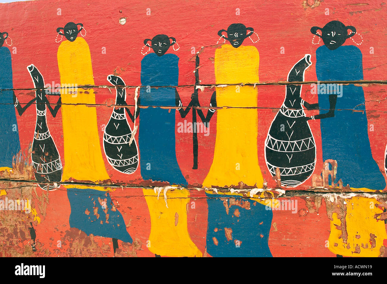 Ingenuo afrikanische Malerei auf einem Holzboot ingenua pintura africana en una embarcación de madera Foto de stock
