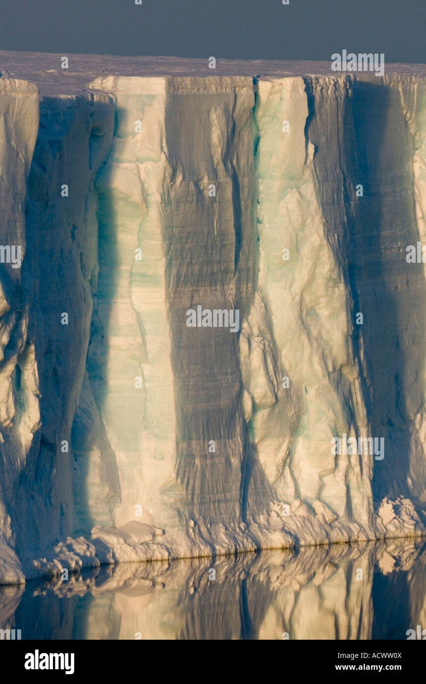 La Antártida Erebus y terror Golfo enormes témpanos tabulares flotan en