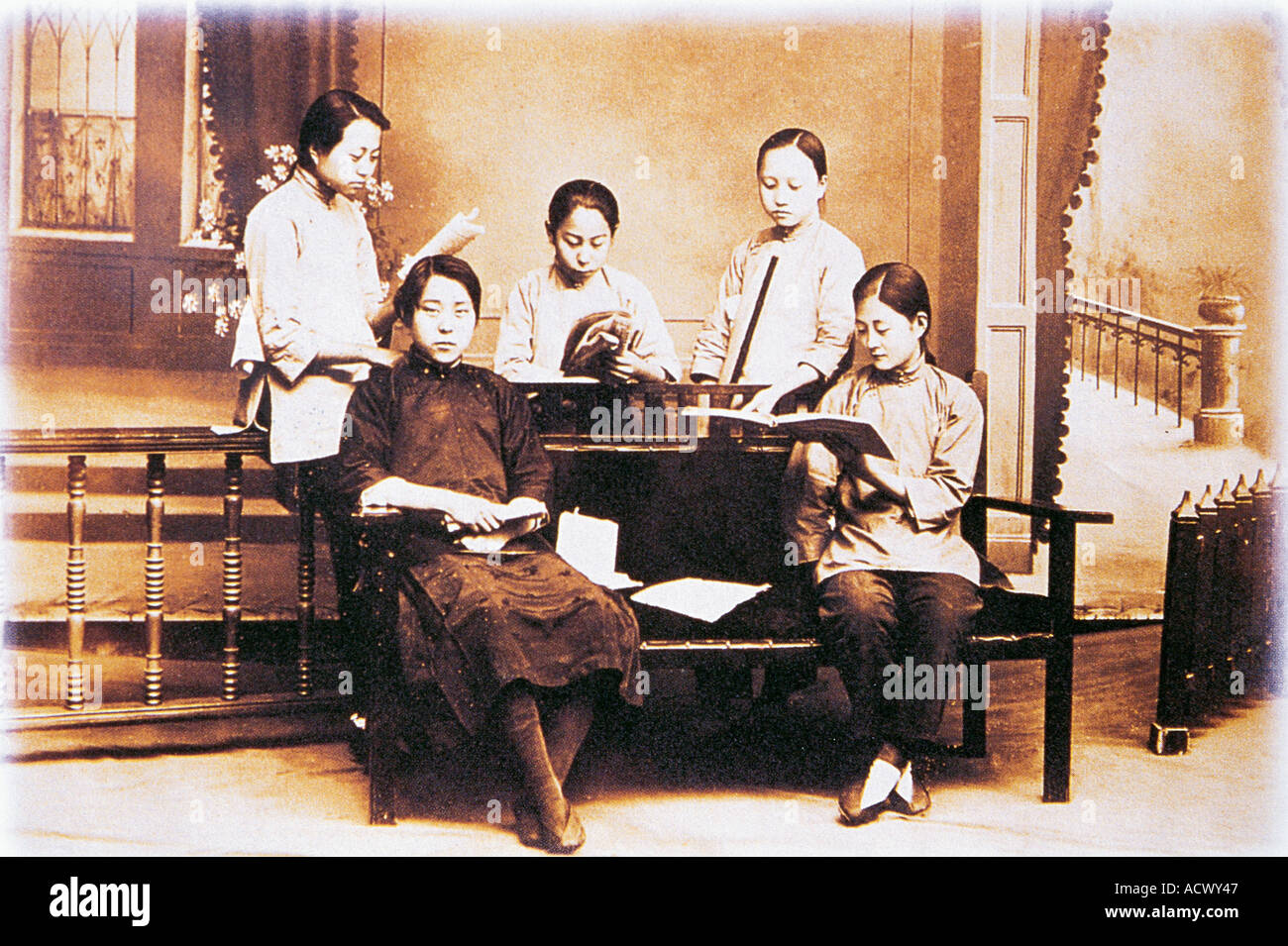 Una vieja fotografía de chicas chinas a principios de 1900 Foto de stock