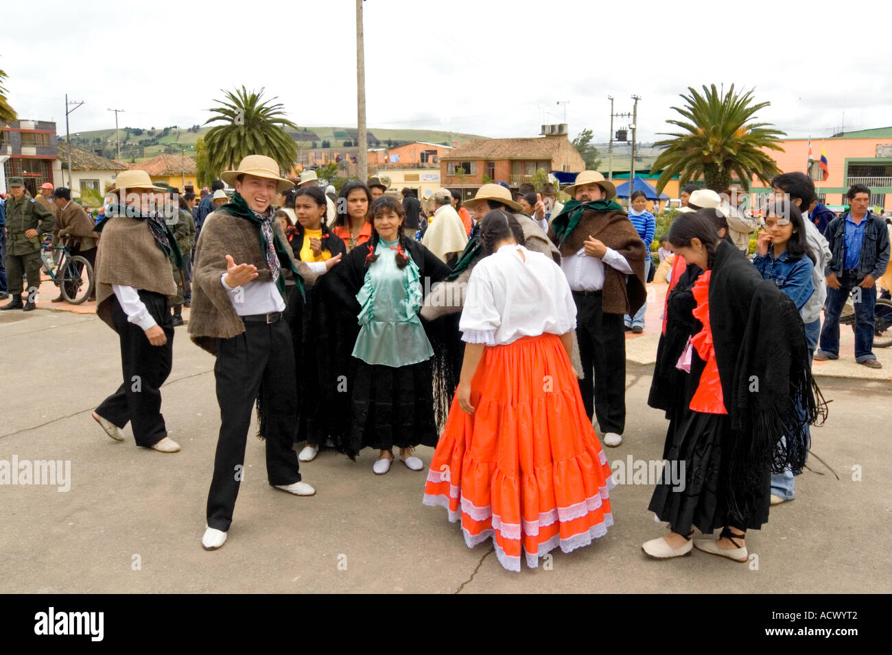 Un grupo de bailarines folklóricos vestir los trajes típicos de la región  central de Colombia, Boyacá Fotografía de stock - Alamy