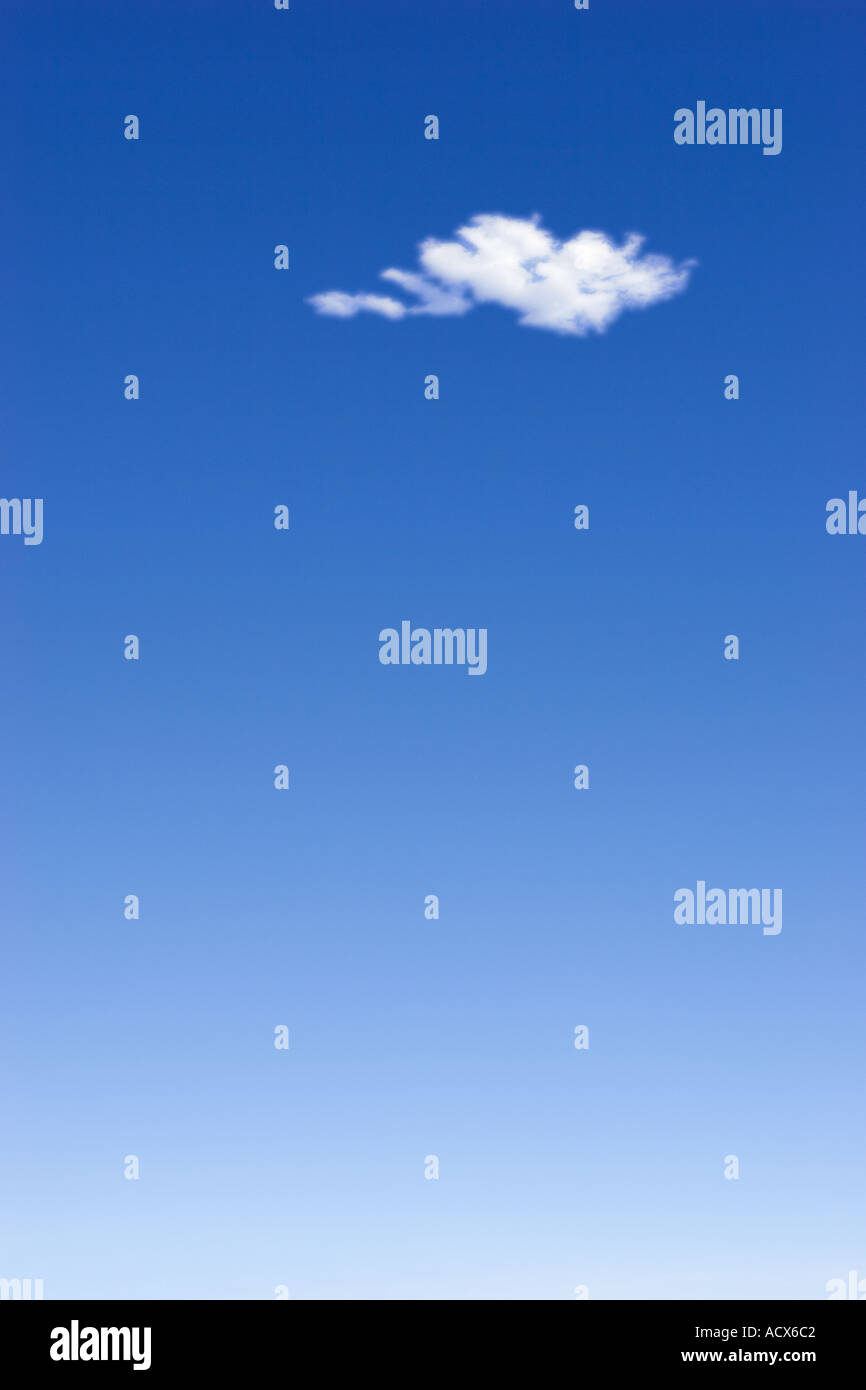 Cielo azul y una pequeña nube blanca thermionics térmico. Foto de stock