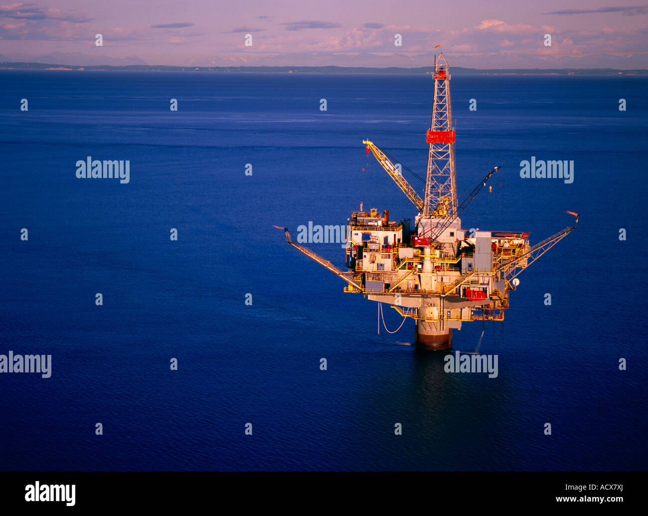 La producción de petróleo y gas costa afuera en el Cook Inlet Alaska Foto de stock