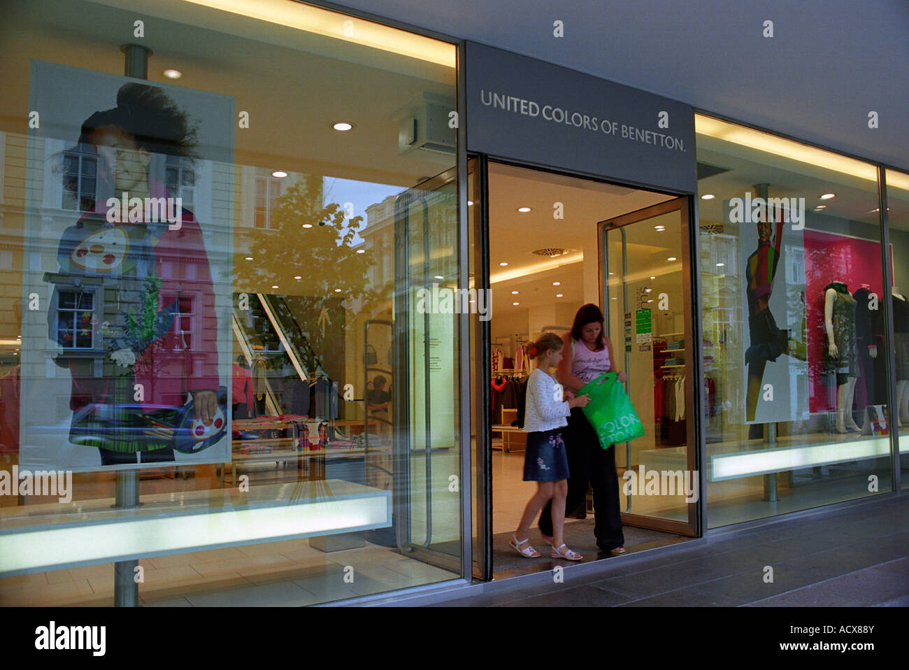 Benetton Clothes Shop Fotos e Imágenes de stock - Alamy