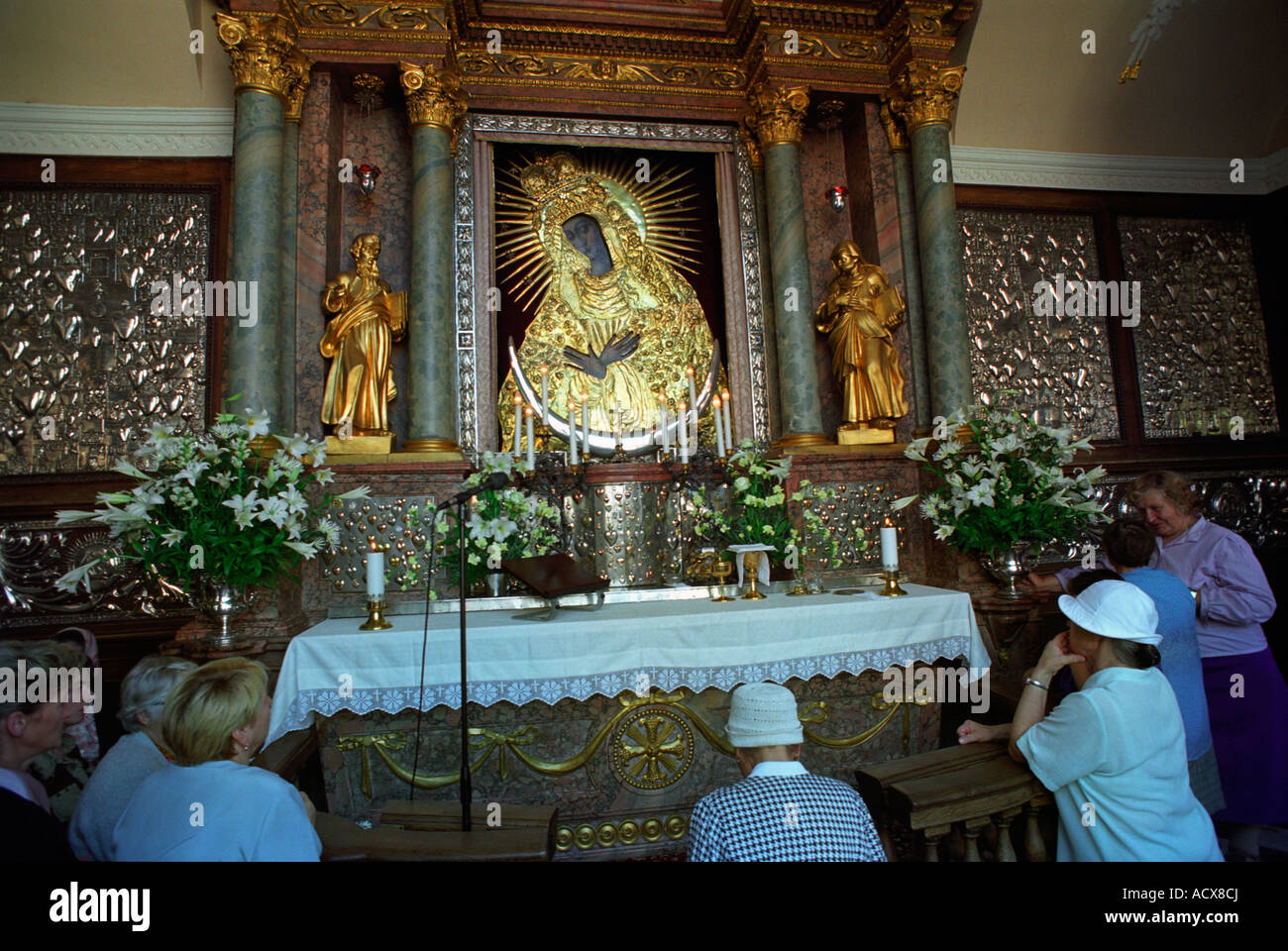 El altar con una imagen de la Virgen María en una capilla católica en Vilnius, Lituania Foto de stock