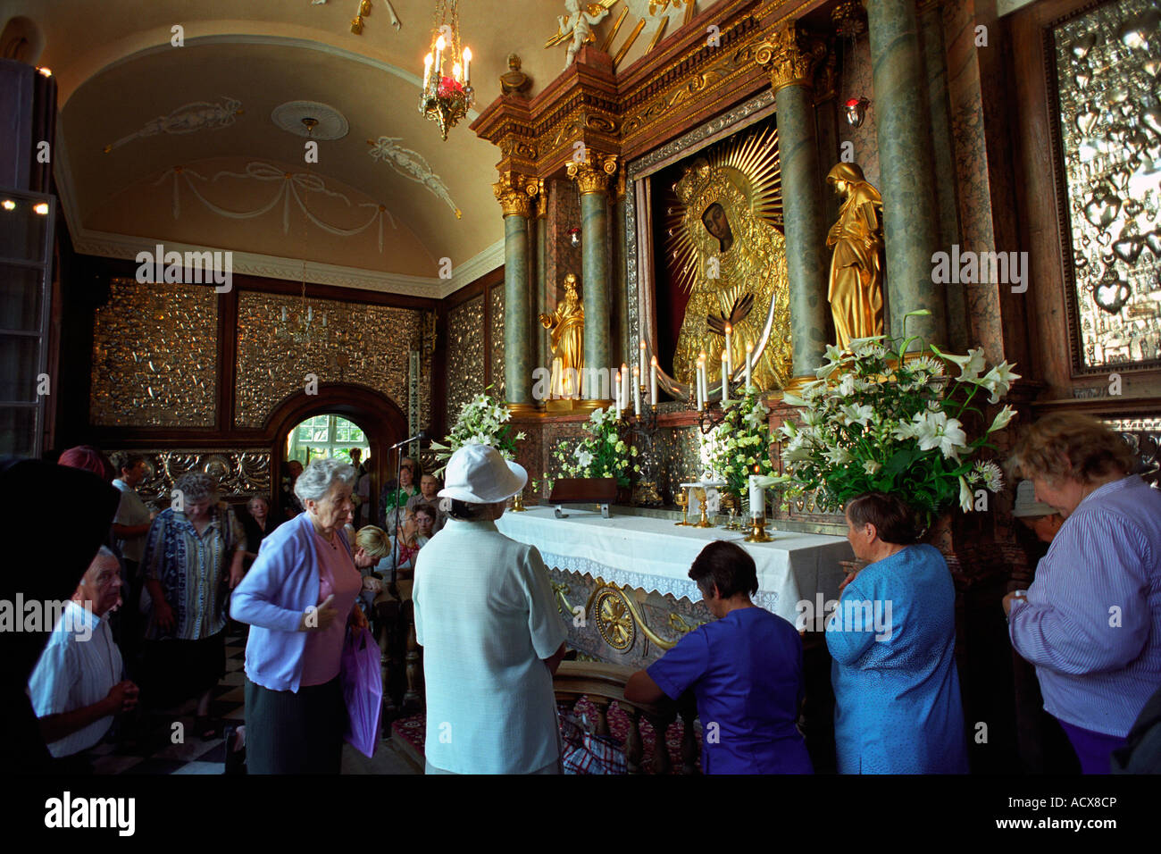 El altar con una imagen de la Virgen María en una capilla católica en Vilnius, Lituania Foto de stock