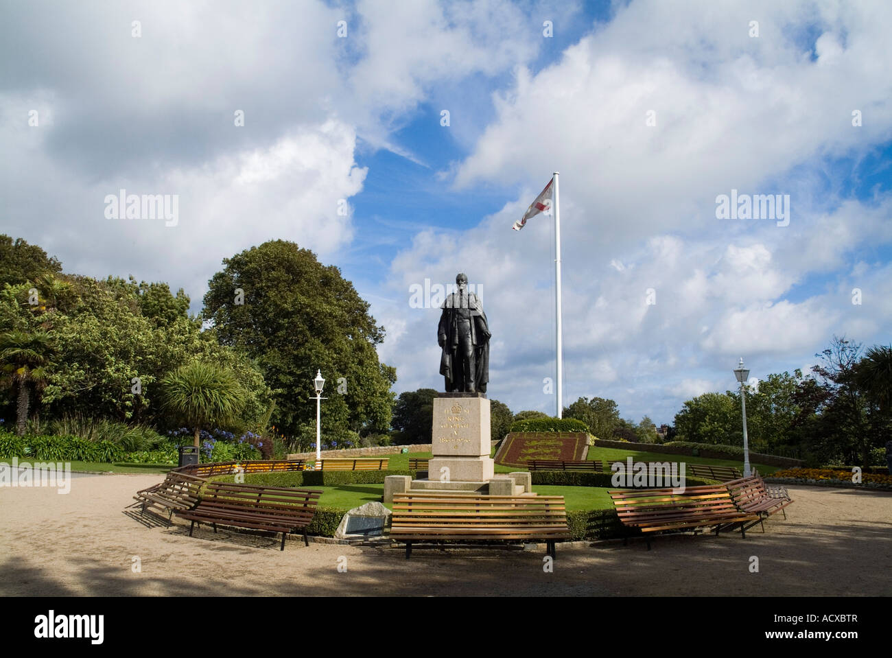 Dh parque Howard Davis St Helier Jersey King George V estatua y Jersey flagpole Foto de stock