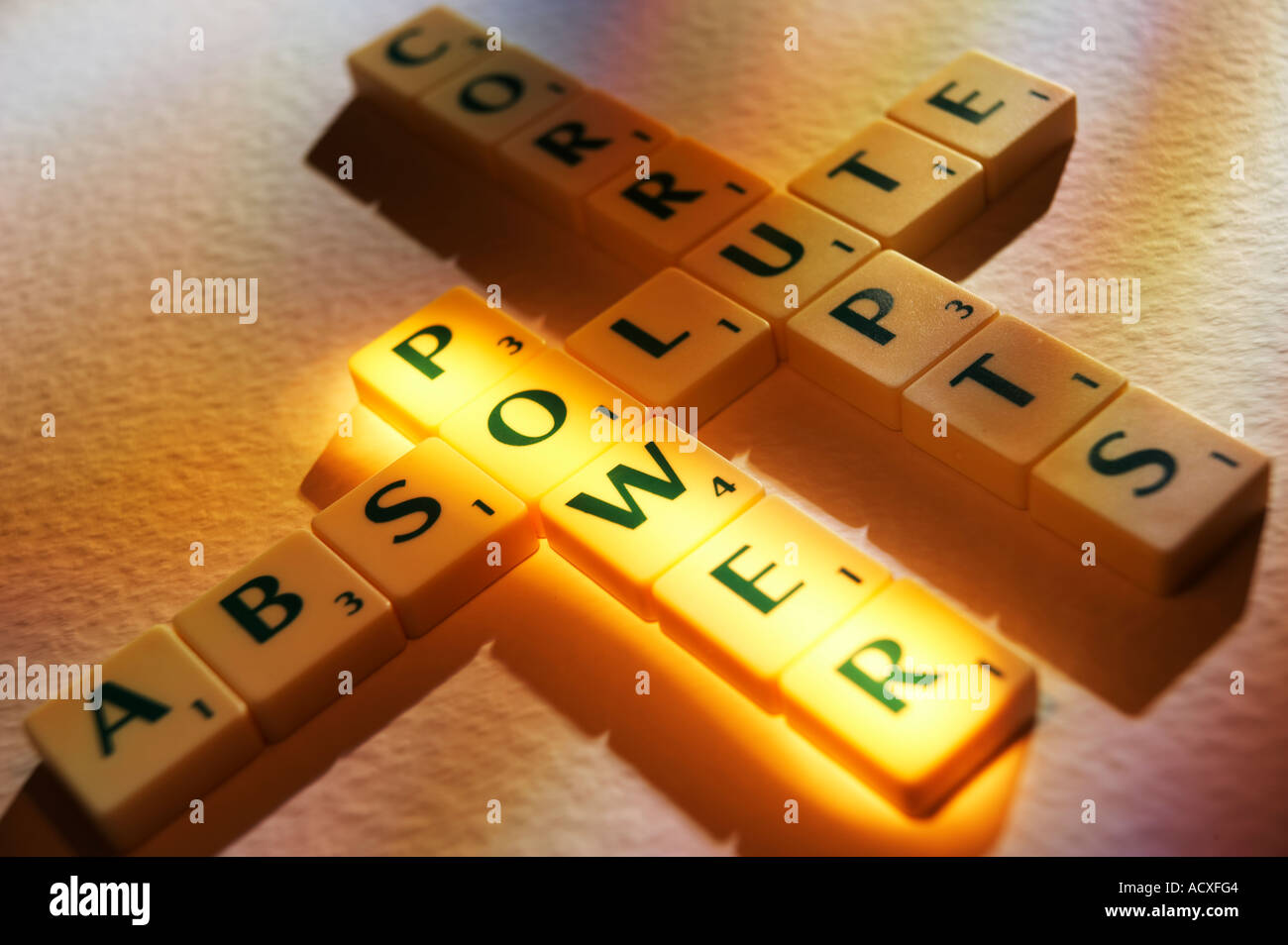 Juego de tablero SCRABBLE LETRAS de las palabras el poder absoluto